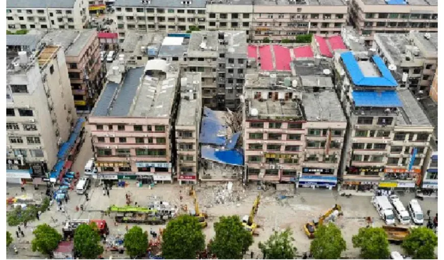 Clădire plină cu oameni, prăbuşită în China. Zeci de persoane sunt prinse sub dărâmături