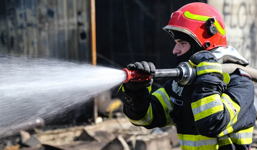 Incendiu la o casă din Bucureşti. O persoană a fost găsită carbonizată