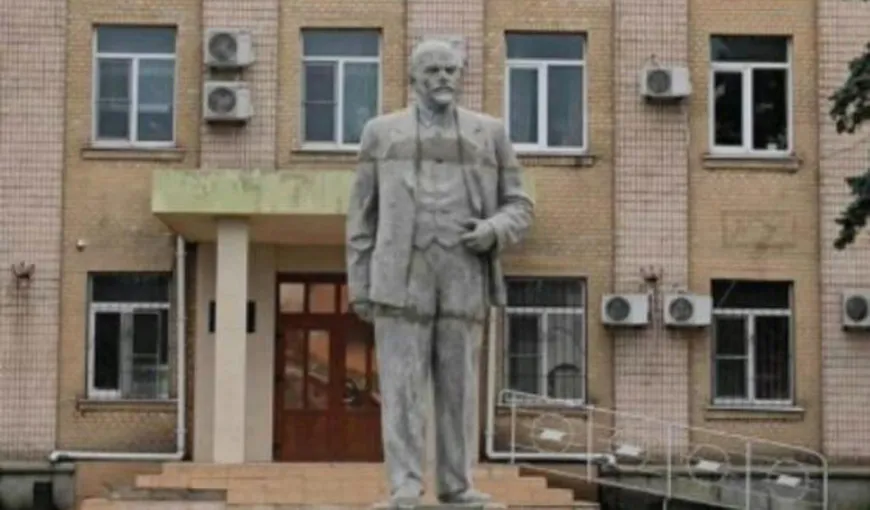 Simbolurile URSS, reinstaurate în Ucraina: Statuia lui Lenin, repusă pe soclu la Herson