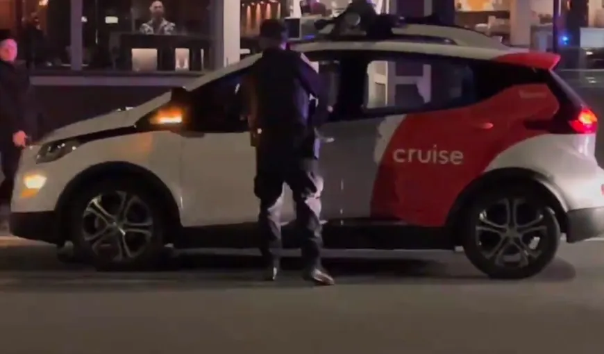 O maşină fără şofer „fuge” de poliţişti. Imaginile au devenit virale pe Internet