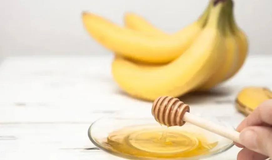 Amestecă o banană cu o lingură de miere de albine. Trucul pe care orice româncă trebuie să îl folosească vara