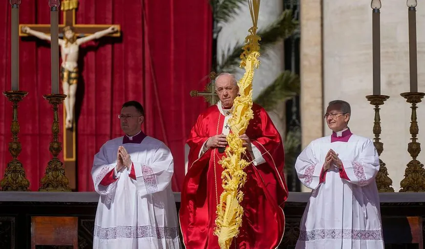Papa Francisc deplânge „nebunia războiului”, în Duminica Floriilor: „Hristos e din nou răstignit, în refugiaţii care fug de bombe cu copii în braţe, în soldaţii trimişi să-şi ucidă fraţii”