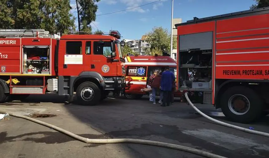 Incendiu într-un bloc din Constanţa, din cauza unei maşini de spălat. Peste 20 de persoane au fost evacuate