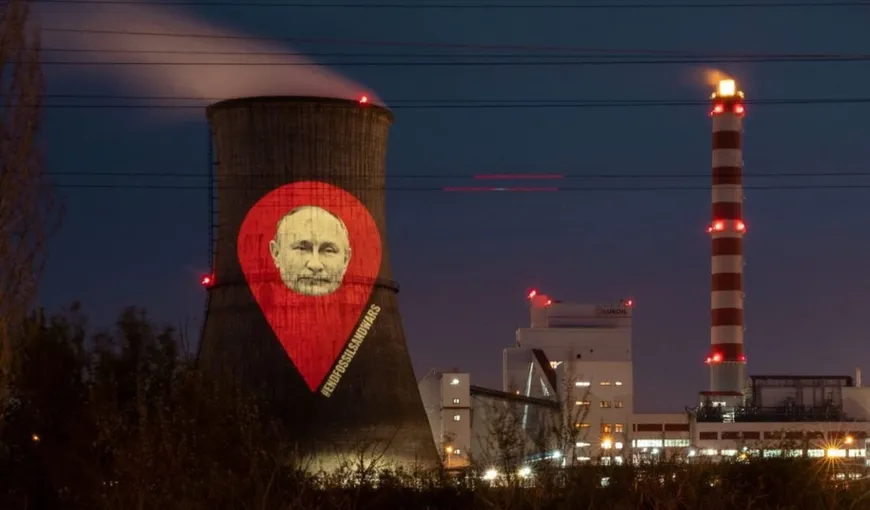 Chipul lui Putin, proiectat la rafinăria Lukoil din Ploiești. Cui aparține inițiativa