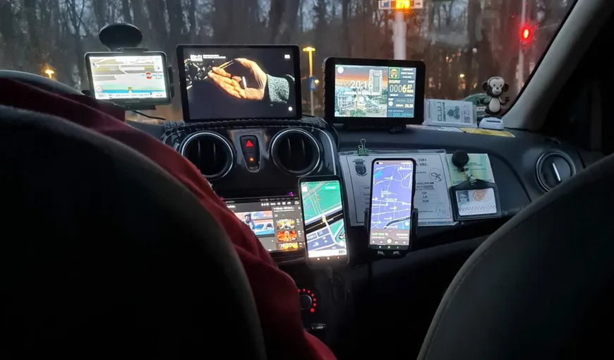 Taximetrist din Cluj, devenit viral după ce o clientă a postat pe FB o fotografie cu bordul maşinii: „Exact 10 ecrane pe care urmărește fluxul de informații”
