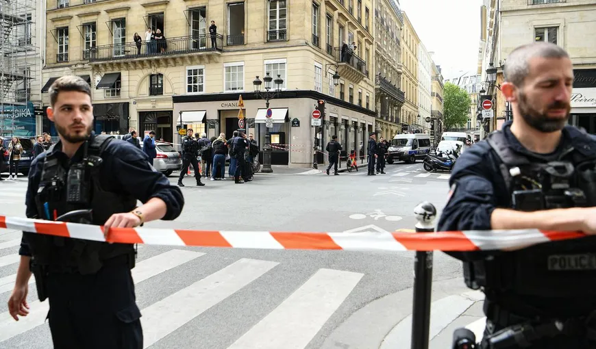 Jaf armat de milioane de euro la un magazin Chanel din Paris. Hoţii au fugit pe motociclete
