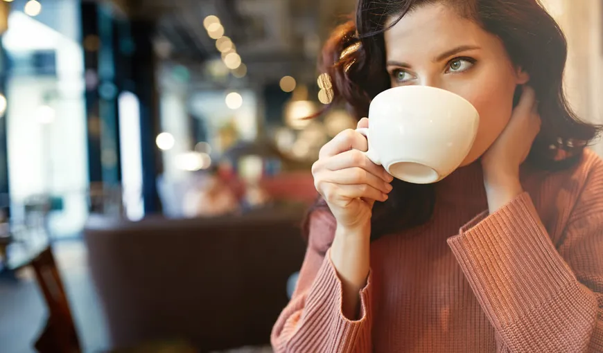 Cum să bei cafeaua la prima oră fără grija kilogramelor în plus. Ingredientul care alungă caloriile din ceaşcă şi face dimineţile mai puţin morocănoase