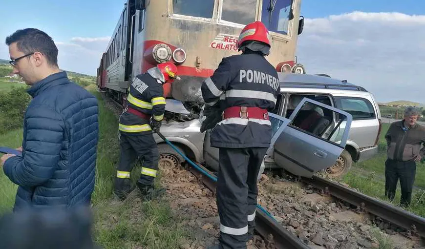 Un bărbat a murit după ce maşina în care se afla a fost lovită de un tren Regio, în Iaşi