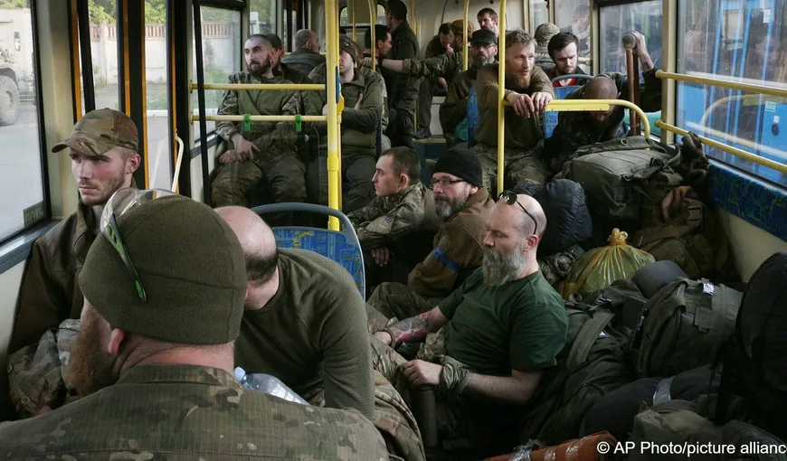 Aproape 1.000 de luptători de la Azovstal s-au predat ruşilor. Ce se întâmplă cu combatanţii batalionului Azov