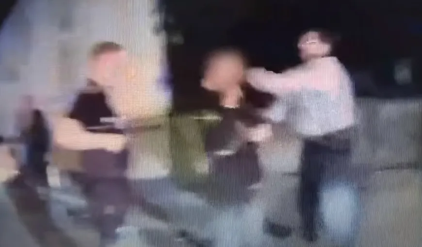 Abuz grav al Poliției. Copil încătușat și bătut de un agent. Incidentul, filmat chiar de polițiști (VIDEO)