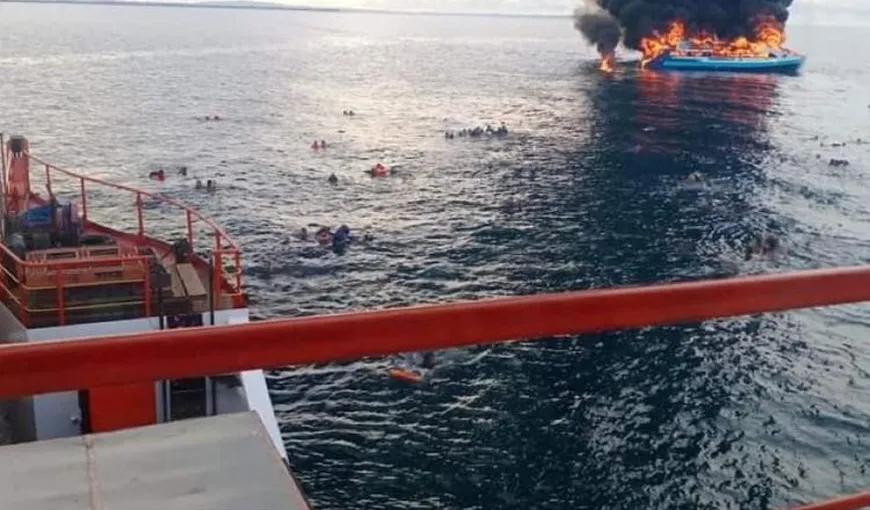 Incendiu devastator pe un feribot. Cel puţin şapte oameni au murit. Unii pasageri au sărit peste bord