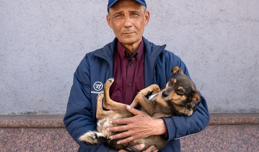 Poreclit „ucraineanul invizibil”, un bărbat a mers pe jos 225 de kilometri, împreună cu câinele său, pentru a scăpa din Mariupol