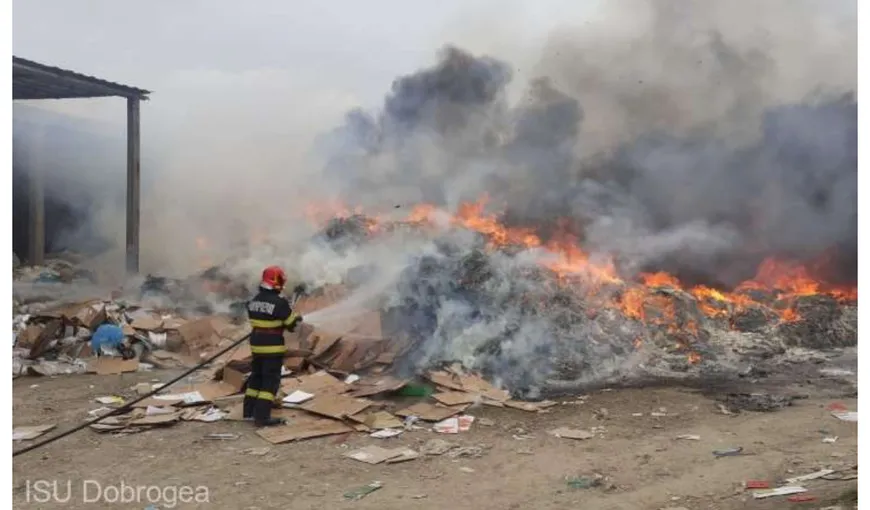 Incendiu uriaş la un depozit de deşeuri din Constanţa. Zeci de pompieri se luptă cu flăcările