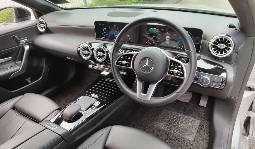 Mercedes intră într-o nouă eră. De anul viitor renunţă să mai producă maşini cu cutii de viteze manuale