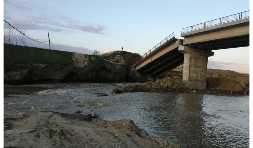 Podul peste râul Putna s-a rupt în două. Preşedintele CJ Vrancea: „Este inacceptabil ceea ce s-a întâmplat”