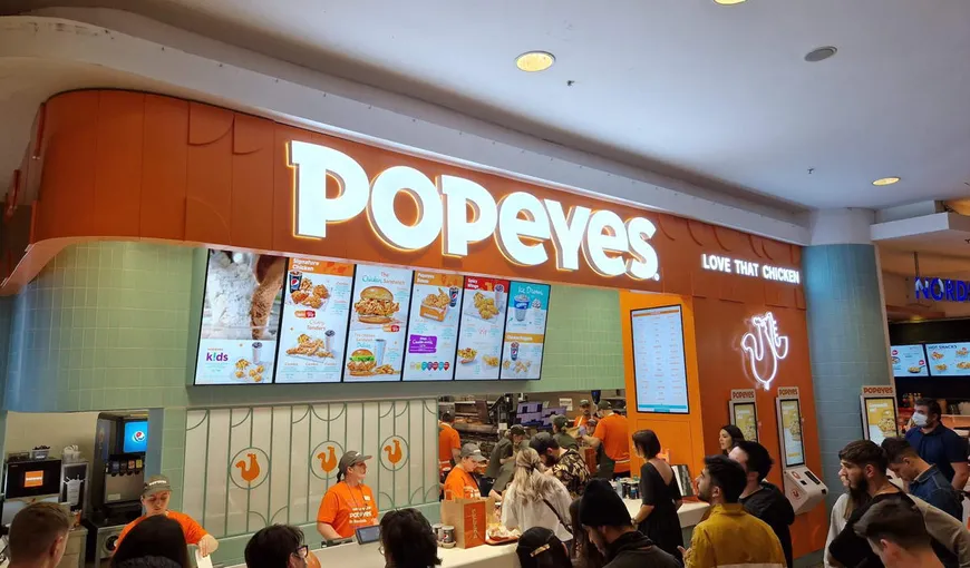 Ce salariu câștigă un angajat la Popeyes! Concurentul KFC îi plătește pe lucrătorii din restaurantele din mall cu venituri destul de mici pe lună!