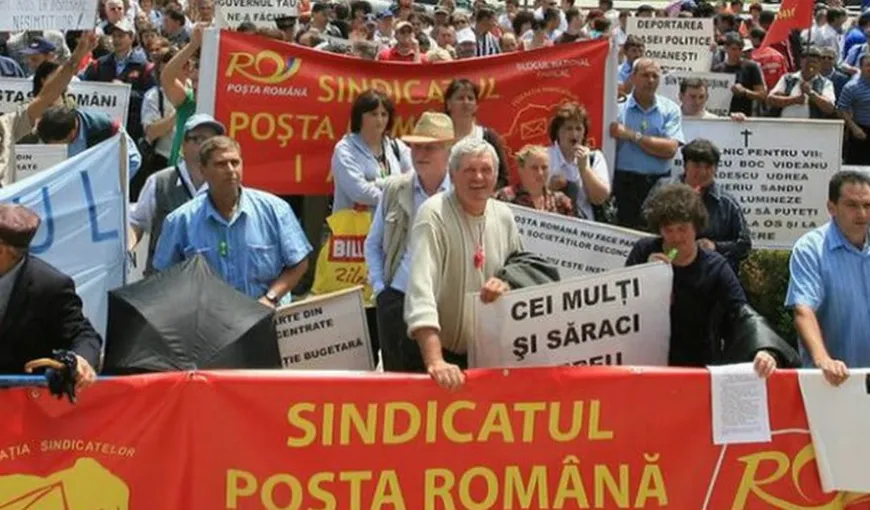 Protest al lucrătorilor poştali în Piaţa Victoriei. Angajaţii Poştei Române sunt nemulţumiţi de salariile scăzute şi de condiţiile de lucru