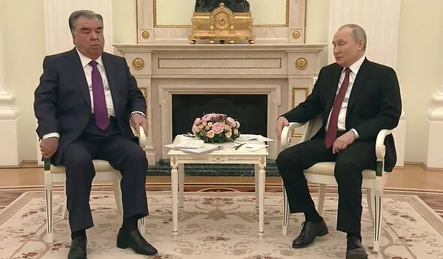 Comportamentul lui Putin ridică noi semne de întrebare cu privire la sănătatea sa. Liderul de la Kremlin îşi mişcă necontrolat picioare, gestul l-a surprins şi pe preşedintele din Tadjikistan VIDEO