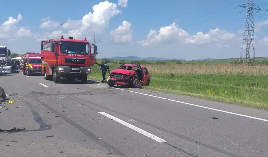 Accident cumplit în Cluj. Două maşini s-au ciocnit frontal, o persoană fiind încarcerată VIDEO