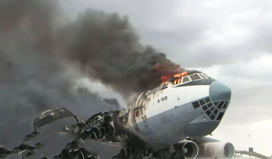 Avion prăbuşit, sunt morţi şi răniţi, aeronava a luat foc