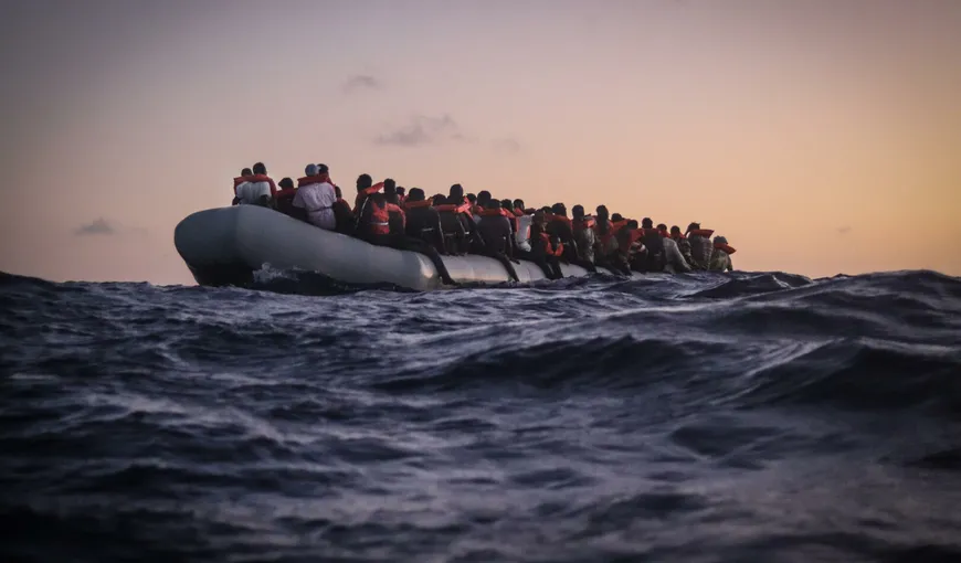 O femeie însărcinată a murit şi 22 de persoane sunt date dispărute după naufragiul unei ambarcaţiuni cu migranţi în Marea Mediterană