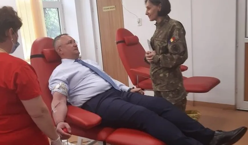 Premierul Nicolae Ciucă a donat sânge. Mesajul pentru români: „Este nevoie să înţelegem că acest gest de omenie”