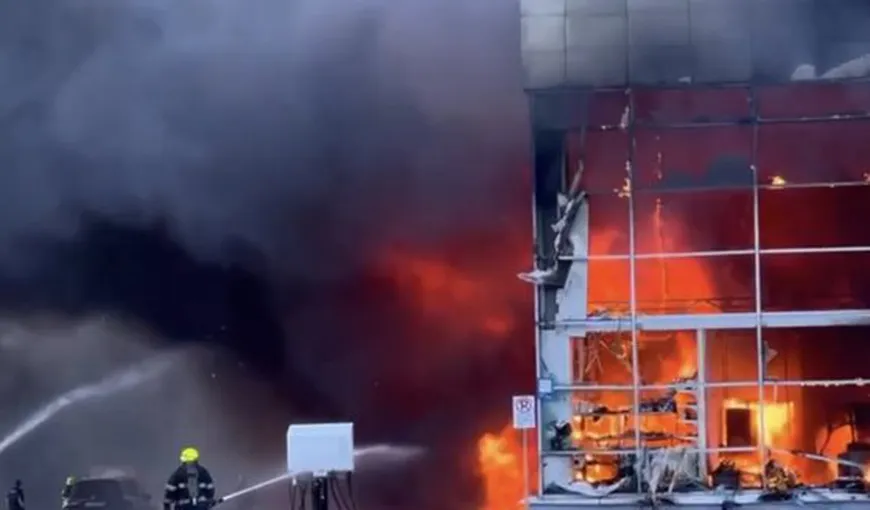 Atac devastator al Rusiei. Un mall foarte aglomerat din Ucraina a fost lovit de o rachetă, sunt mulţi morţi şi răniţi