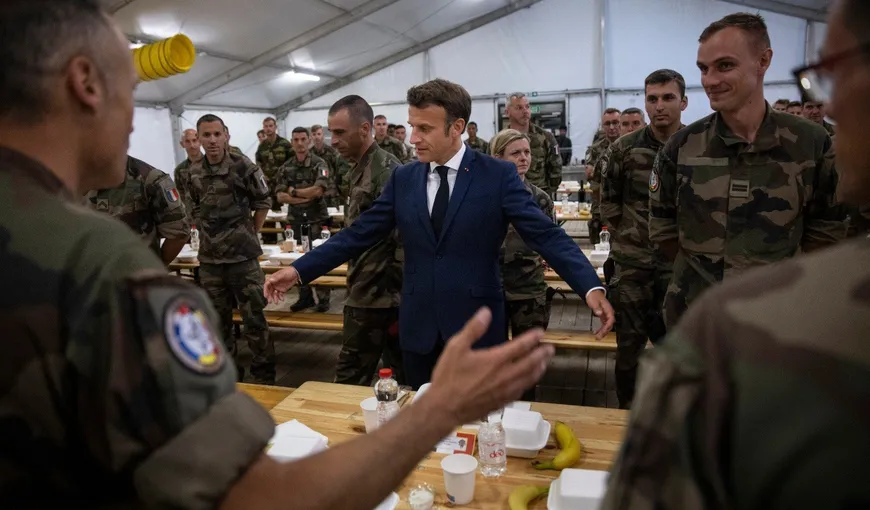 Detalii despre vizita lui Macron în România. A mâncat sarmale şi papanaşi cu soldaţii şi a dormit în cort
