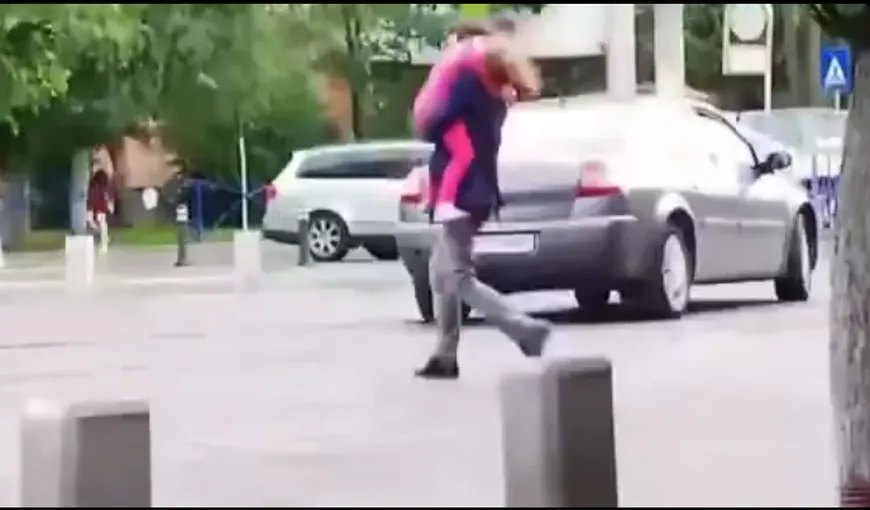 Sindicatul Europol a publicat video-ul cu Nicușor Dan care a traversat cu fetița în brațe printr-un loc nepermis. „Nu face ca Nicușor”
