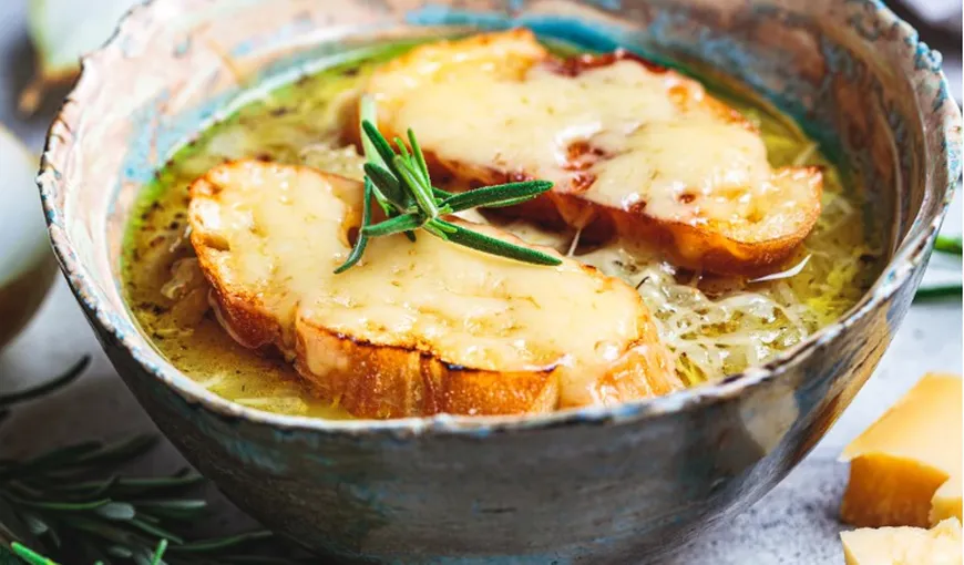 Supă de ceapă cu brânză gratinată. Cum se prepară reţeta franţuzească