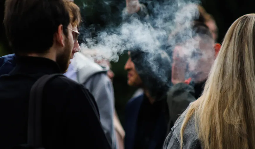 Atenţie, fumători! Medicii avertizează despre riscuri suplimentare dacă expiraţi fumul de ţigară pe nas