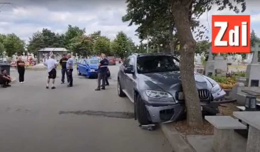 Accident cu BMW în cimitir. Două cavouri au fost dărâmate – VIDEO