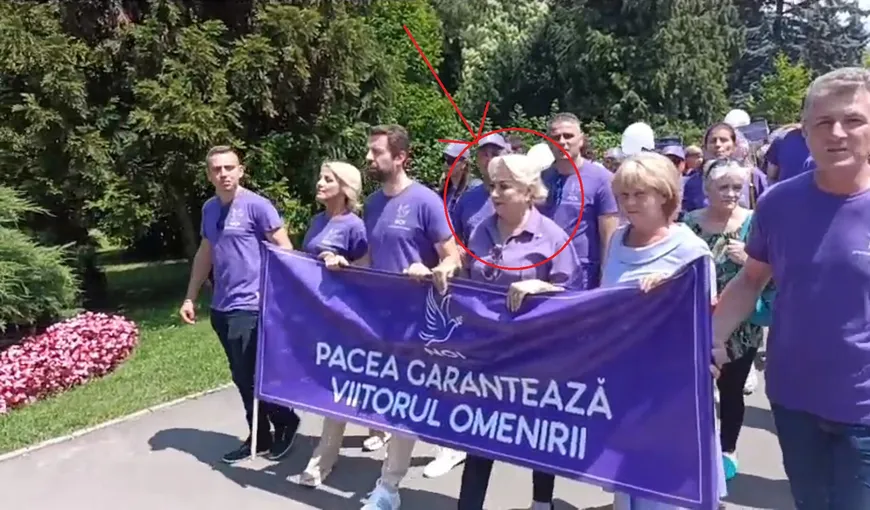 Viorica Dăncilă a revenit în politică. S-a plimbat pe străzi și a cântat alături de fanii săi: „Să fie pace în lume!” (VIDEO)