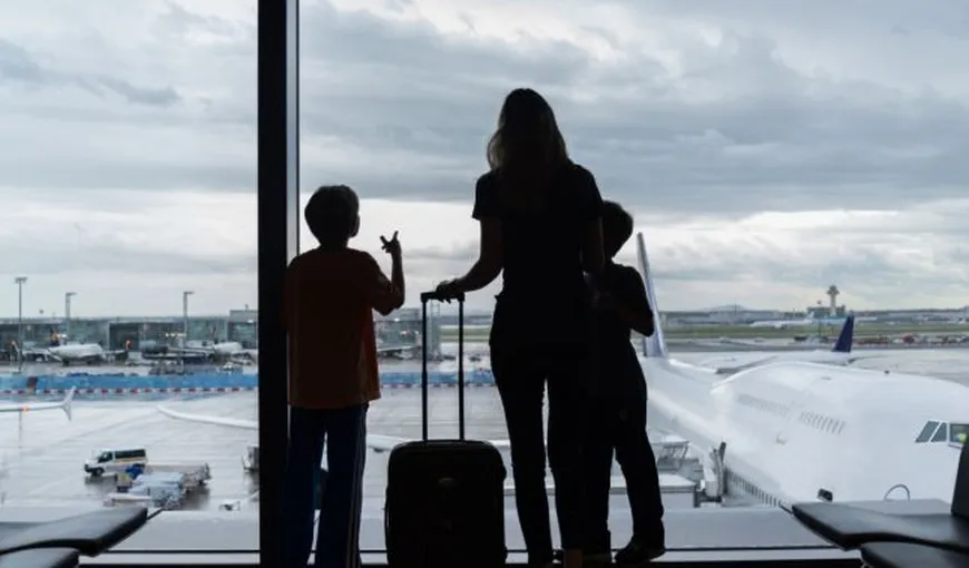 Tinerii de peste 16 ani ar putea călători în străinătate fără a mai fi nevoie să aibă însoțitor un adult. Proiect de lege
