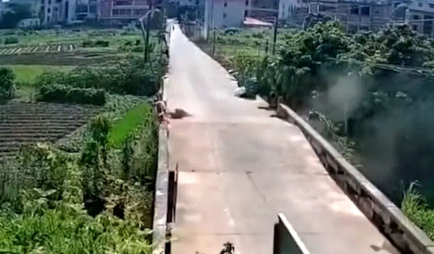 VIDEO Momentul în care un pod se rupe din cauza căldurii, în China. Canicula face ravagii, alimentarea cu energie a fost întreruptă în multe zone