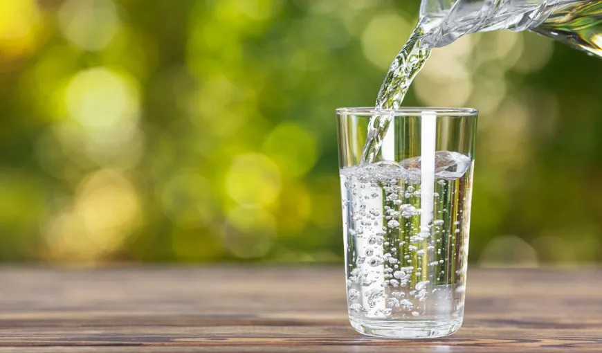 Consumă apă dacă vrei să slăbeşti. Câţi litri trebuie să bei pentru a te ajuta în dietă