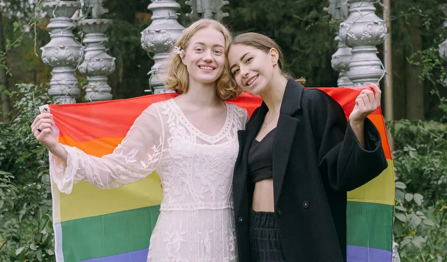 Slovenia a legalizat căsătoriile între persoane de acelaşi sex. Acestea au şi dreptul de a adopta copii
