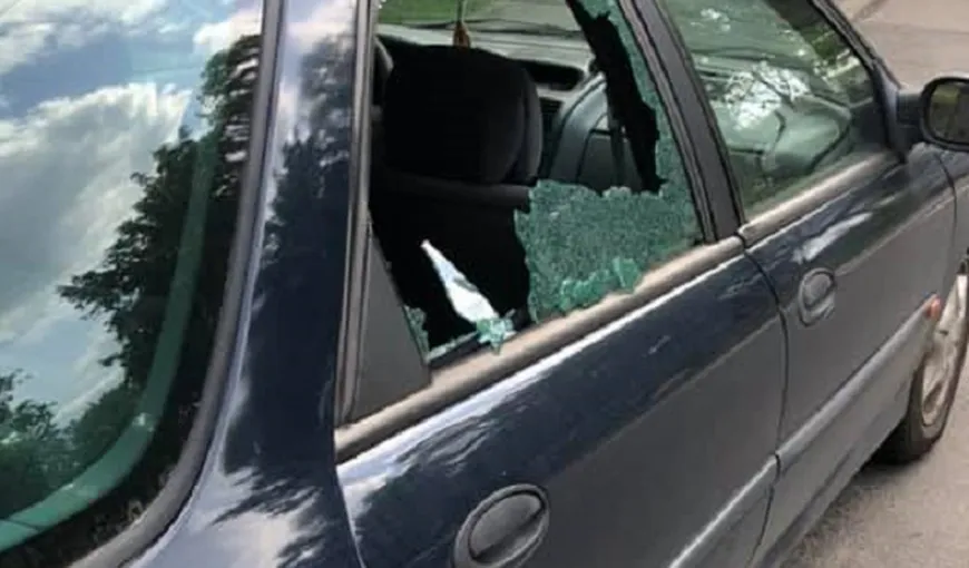 Bătaie în trafic, la Galaţi. Un şofer a spart cu o bordură geamurile altei maşini, scandalagiii au fost săltaţi de poliţie VIDEO
