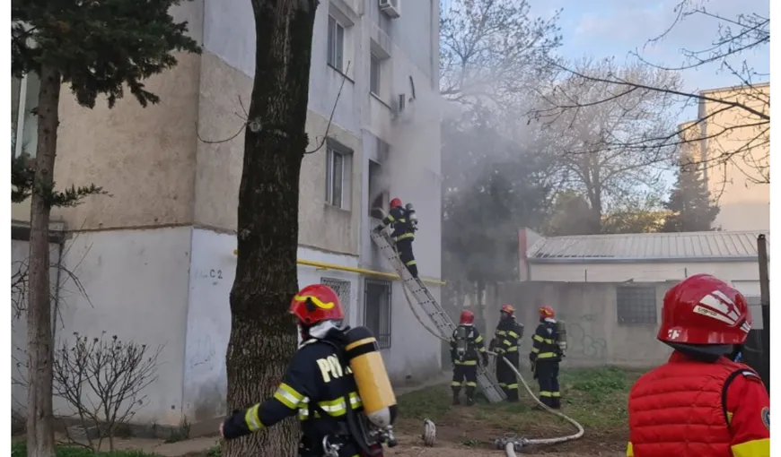 Incendiu puternic într-un bloc din Hunedoara. Cinci persoane, printre care şi doi copii, au ajuns la spital