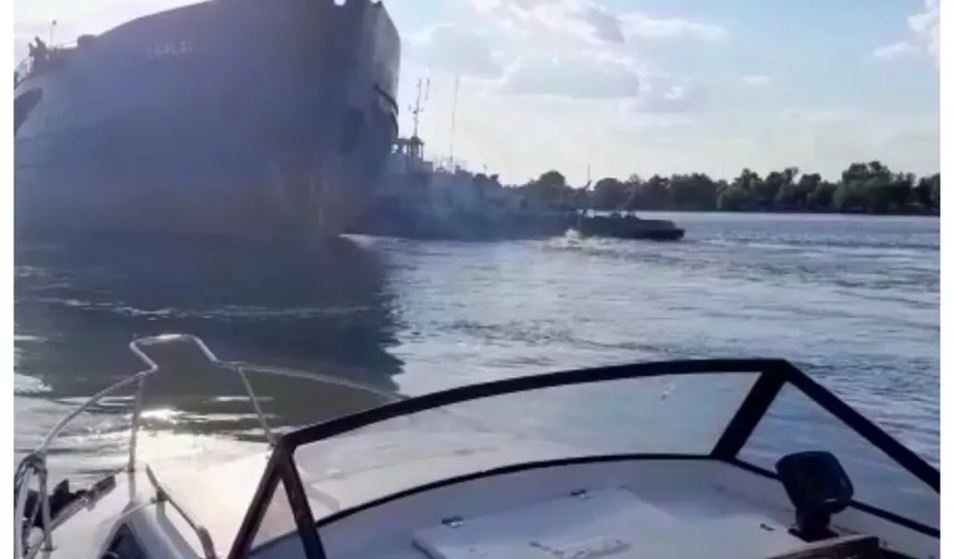 O navă ucraineană în derivă s-a oprit în pontonul unei pensiuni. Poliţia de Frontieră a intervenit