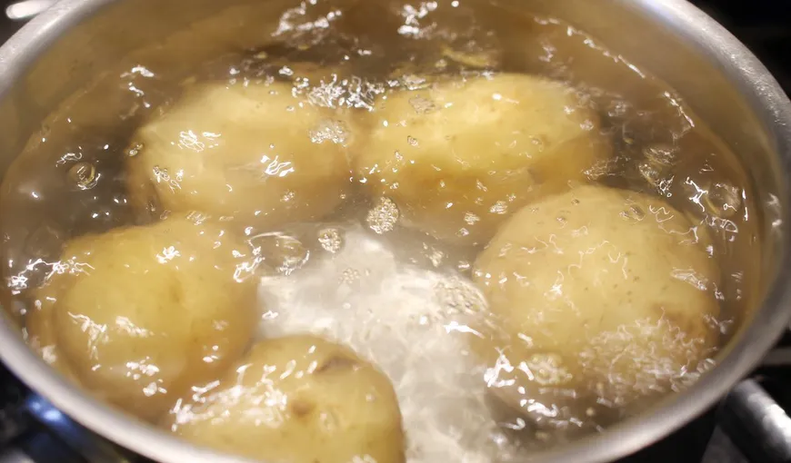 De ce este bine să pui câteva picături de oţet atunci când fierbi cartofii. Trucul pe care orice gospodină ar trebui să-l ştie