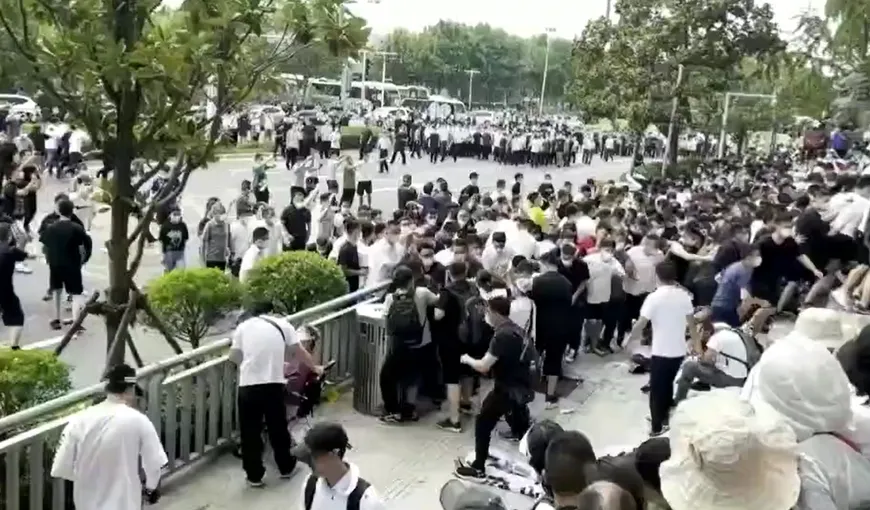 Manifestaţie violentă în China. Oamenii s-au revoltat după ce banii le-au fost blocaţi în bănci încă din aprilie VIDEO
