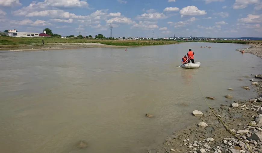Dublă tragedie în Neamţ. Tânărul care a sărit în râul Moldova să-şi salveze sora, găsit mort. Fata s-a stins la spital