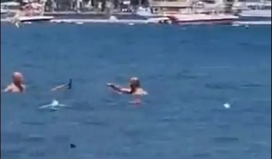 Panică pe o plajă din Turcia. Mai mulţi turişti au confundat un ţipar cu un rechin şi l-au gonit cu un mop FOTO+VIDEO