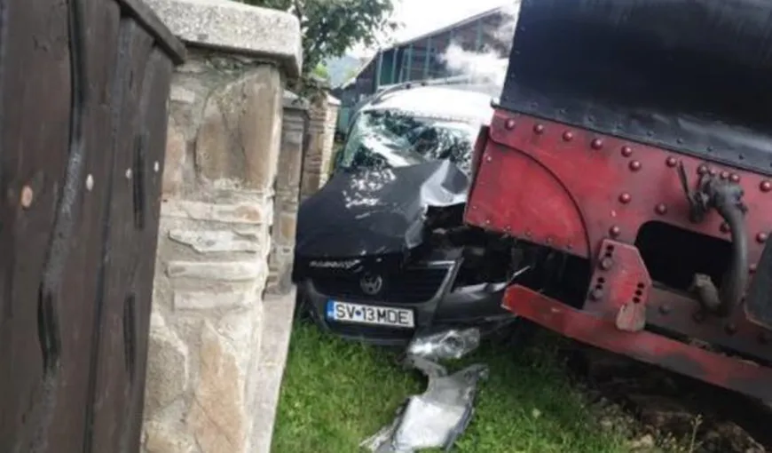 O șoferiță neatentă din Suceava a reușit să scoată de pe șine Mocănița. Momentul dramatic a fost surprins de camerele de supraveghere – VIDEO