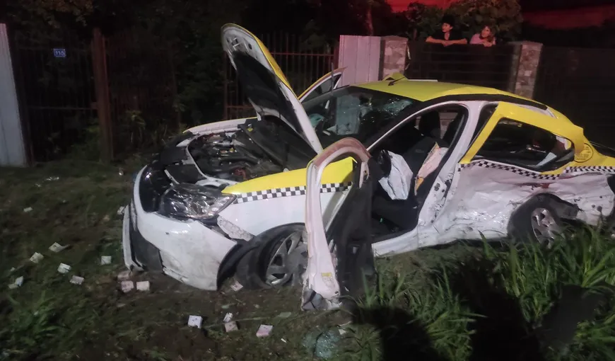 Un taximetrist şi o clientă au murit, după ce şoferul a virat la stânga fără să se asigure