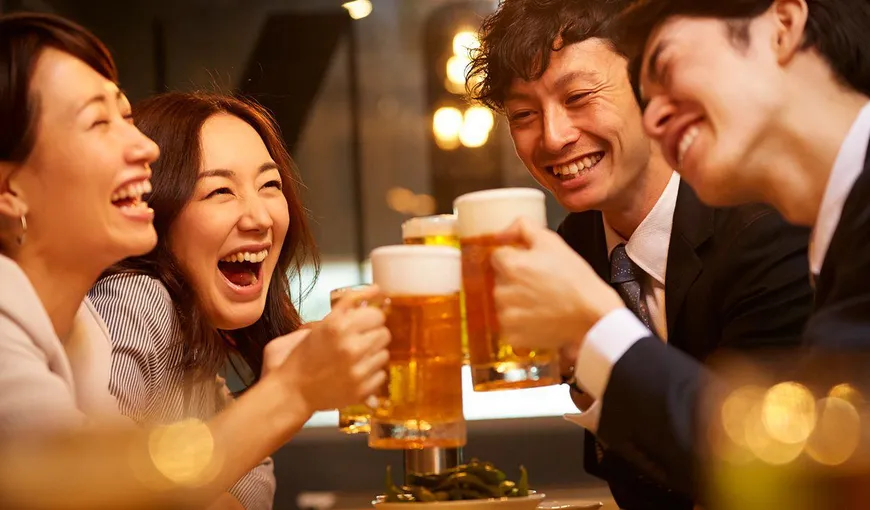 Campanie guvernamentală pentru încurajarea tinerilor să consume alcool. Se petrece în Japonia, iar motivul este unul greu de ghicit