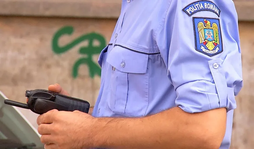 Poliţist în stare gravă după ce a fost lovit cu bolovani în cap în timp ce intervenea la un scandal