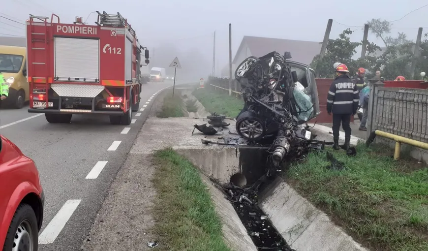 Accident șocant în Cluj! Cum a scăpat un tânăr de 20 de ani cu viață din mașina care arată așa! S-a izbit de un pod de beton și s-a făcut „acordeon”