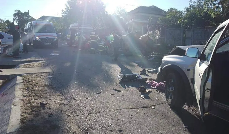 O femeie a murit, iar alte patru persoane sunt rănite după ce o mașină a lovit o căruță tractată de un tractor